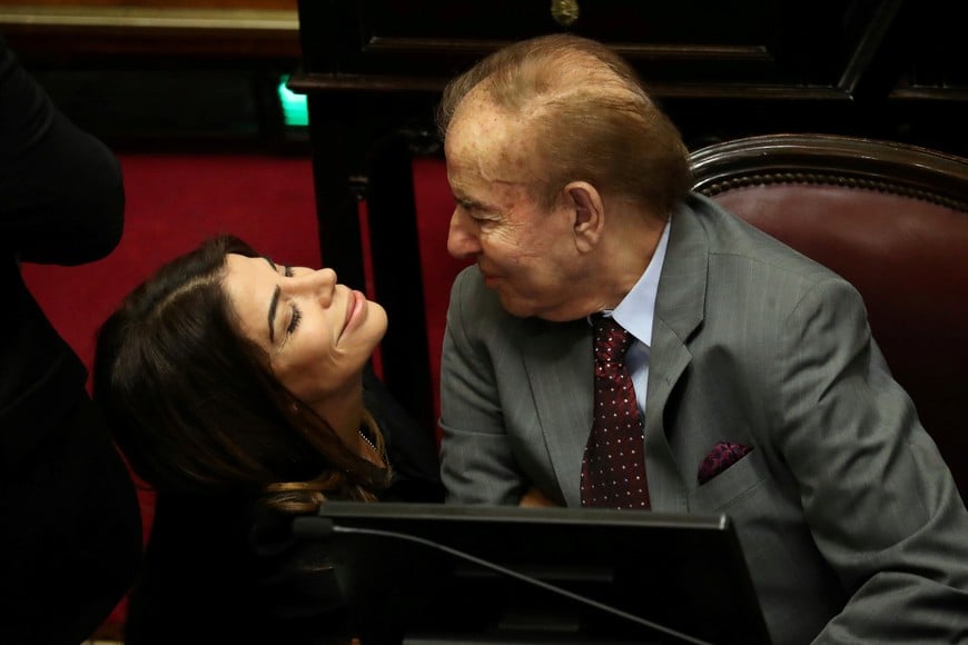 Senator and former Argentine President Carlos Menem shares a moment with his daughter Zulema Menem as lawmakers meet to debate and vote on a bill that would legalize abortion, in Buenos Aires, Argentina August 8, 2018. REUTERS/Marcos Brindicci ciudad de buenos aires carlos menem Zulemita debate en el senado ley legalizacion aborto legal gratuito y libre debate ley legalizacion aborto legal gratuito y libre