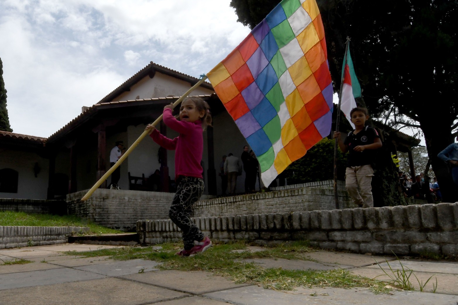 La bandera de los pueblos originarios presente en el acto de aniversario de la ciudad de Santa Fe en Cayastá. 