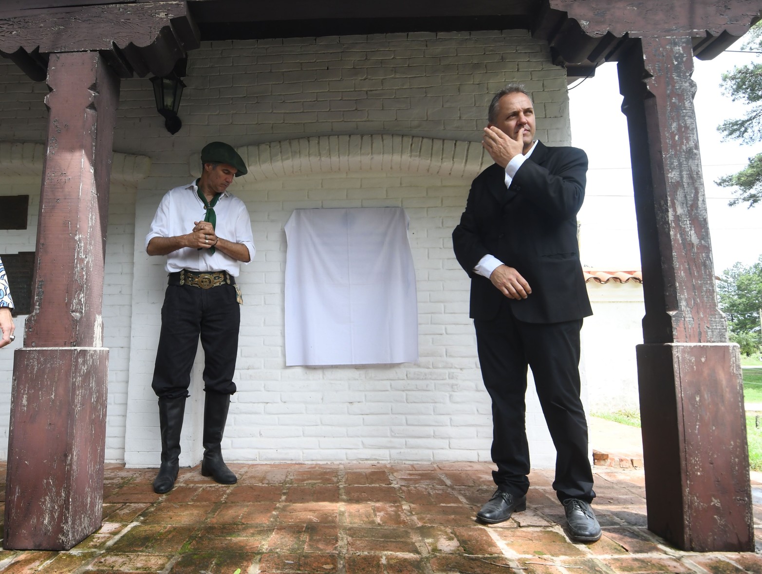 El actual senador Carlos Kaufmann -en reemplazo de de su padre (con ropa de gaucho) y el Presidente Comunal de Cayasta Edgardo Miguel Berli.