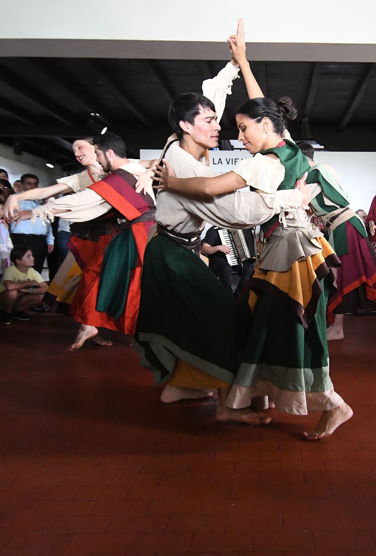 Las parejas de baile demostraron su danza con el chámame. 