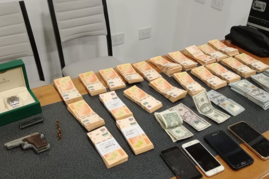 Parte del dinero secuestrado (5 millones de pesos argentinos y 39 mil dólares). Crédito: El Litoral.
