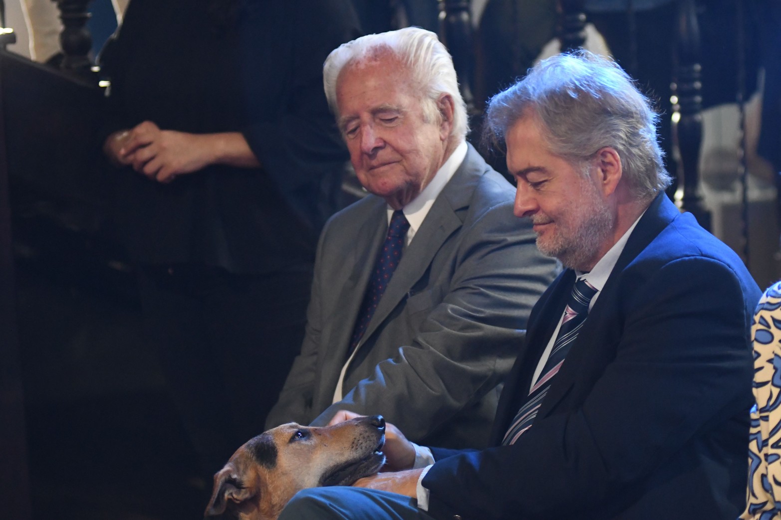 Un perro pasó a saludar. El senador nacional Roberto Mirabella y el integrante la Corte Suprema de Justicia de Santa Fe Eduardo Spuler.