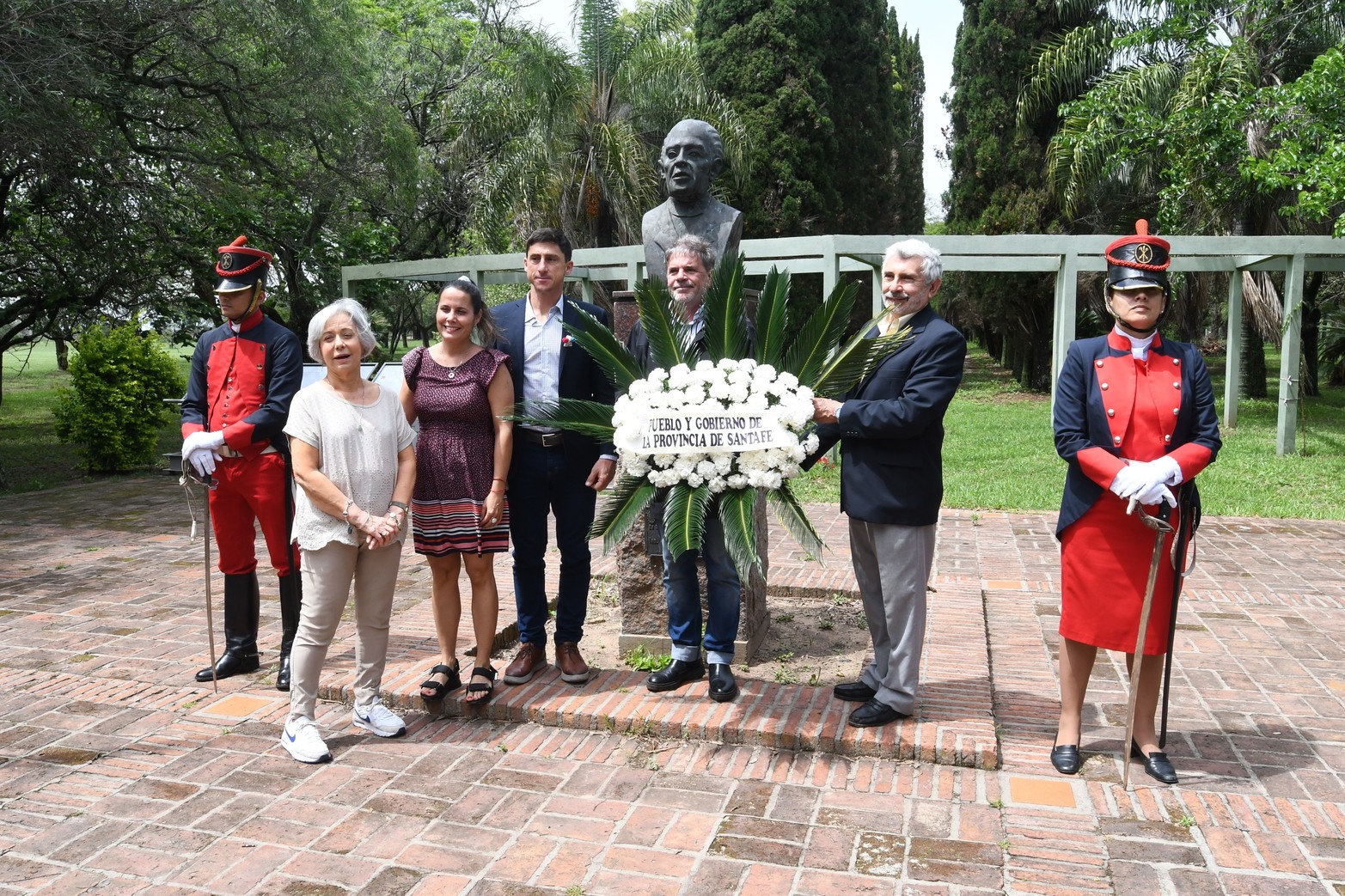 La ofrenda floral en el busto de Agustín Zapata Gollán. 