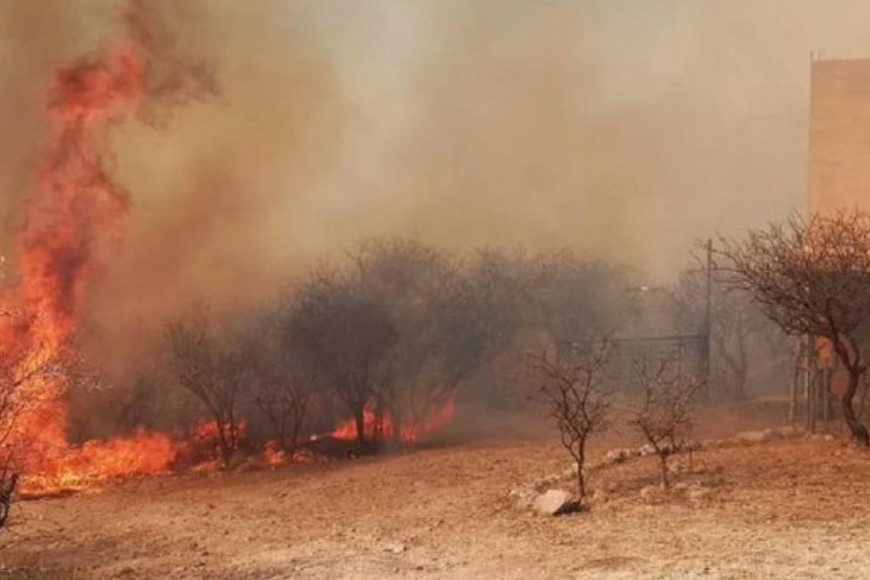 Algunas familias tuvieron que ser evacuadas ante el avance del fuego.