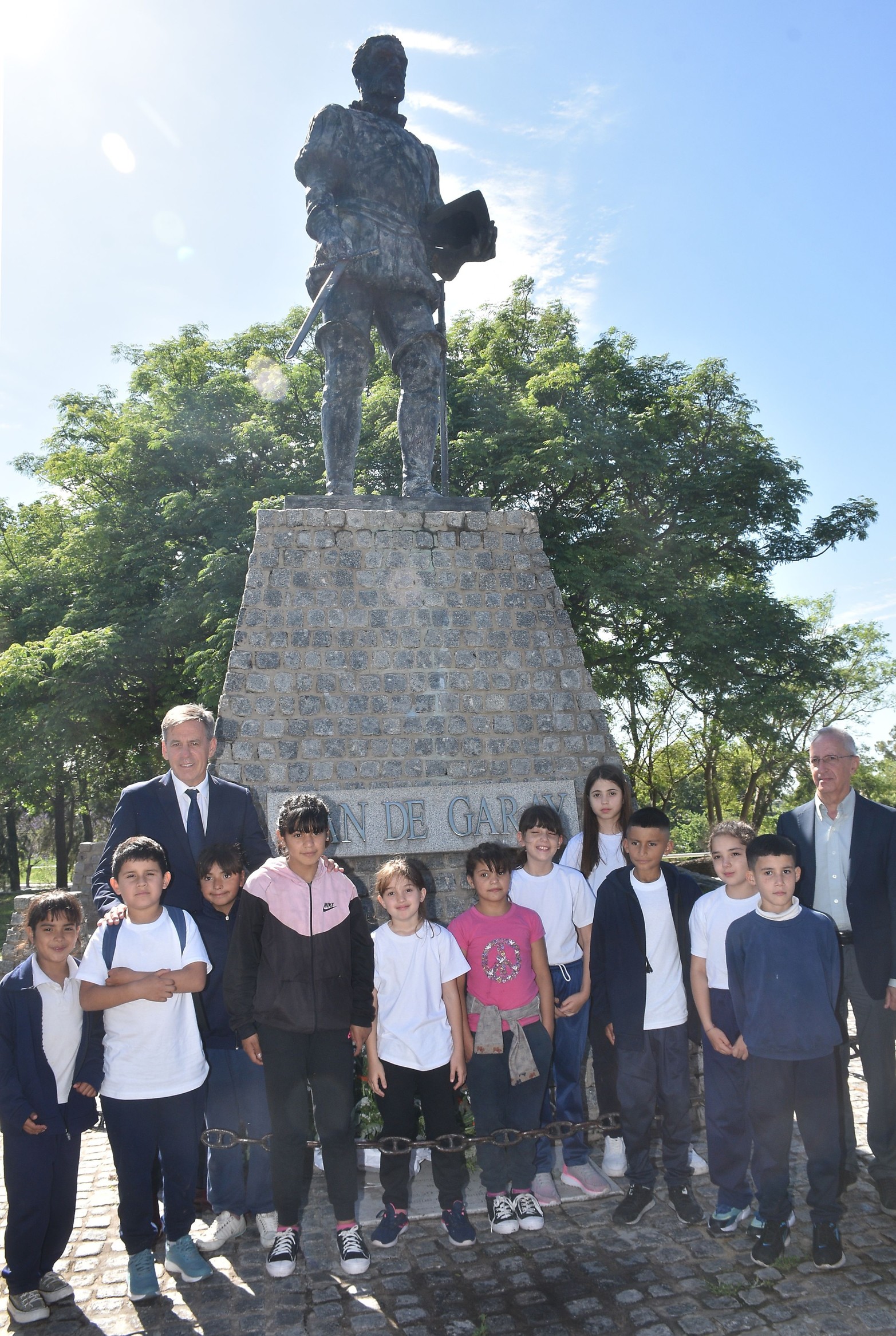 Alumnos de una escuela de Venado Tuerto acompañaron al intendente hasta el monumento a Juan de Garay