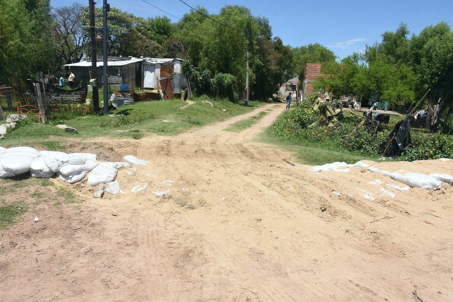 Con bolsas y arena se arman las defensas para contener el avance del agua. 