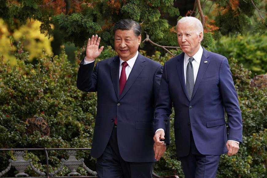 Chinese President Xi Jinping waves as he walks with U.S. President Joe Biden at Filoli estate on the sidelines of the Asia-Pacific Economic Cooperation (APEC) summit, in Woodside, California, U.S., November 15, 2023. REUTERS/Kevin Lamarque