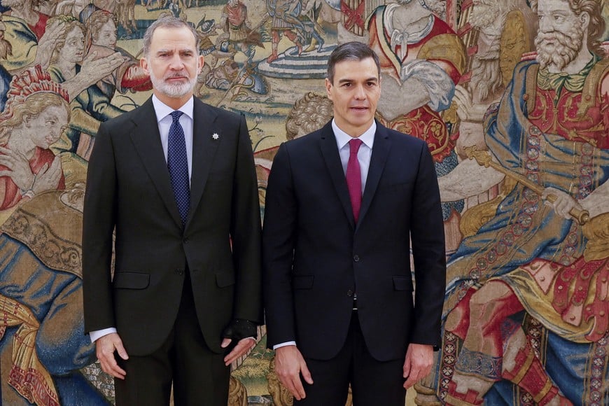 Spain's Prime Minister Pedro Sanchez and King Felipe pose during the oath of office ceremony at Zarzuela Palace in Madrid, Spain November 17, 2023. Andres Ballesteros/Pool via REUTERS