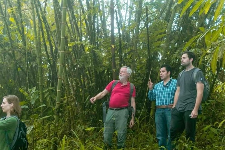 Castro (derecha) durante las actividades que desarrolla en Ecuador buscando reducir los daños al medioambiente