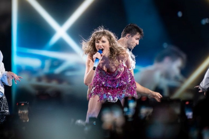Unos 60.000 admiradores se habían reunido el viernes para el primer concierto de Swift, con entradas agotadas.