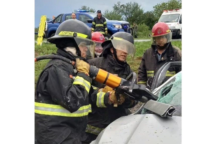 Bomberos trabajando en el siniestro vial.