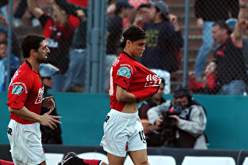 Giovanny Hernández y el Pipa Estévez festejan en el partidazo que jugaron Vélez y Colón en el Amalfitani en 2004, con otra victoria sabalera de visitante. Crédito: Télam