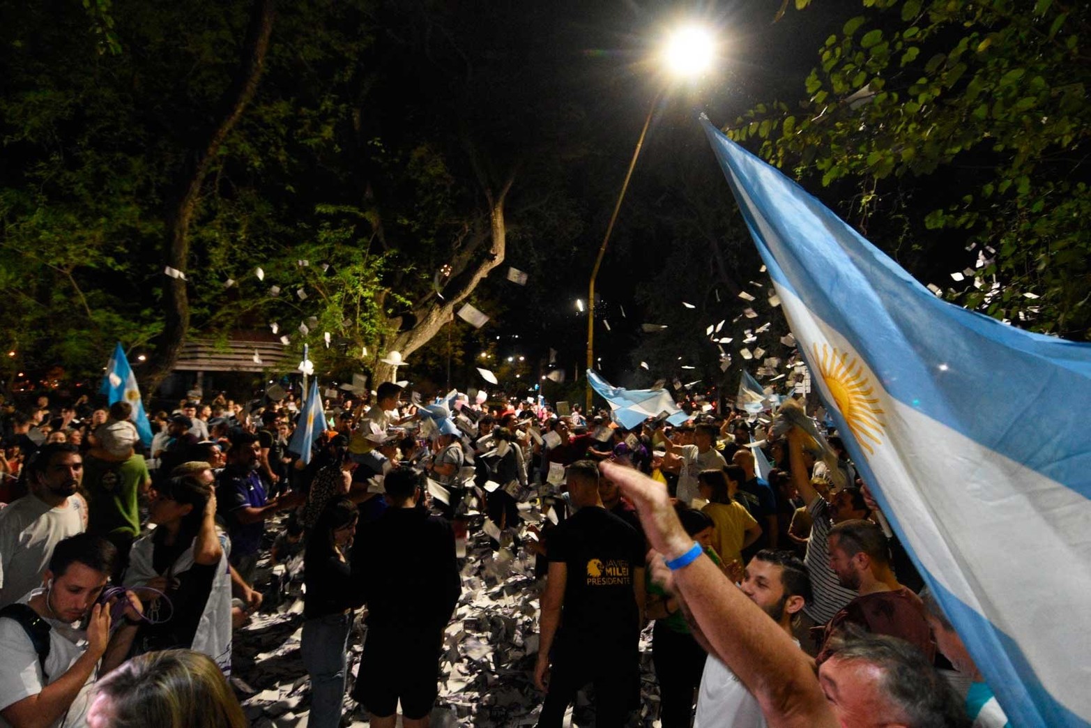 Los seguidores santafesinos del libertario se agolparon frente a un local partidario del centro.