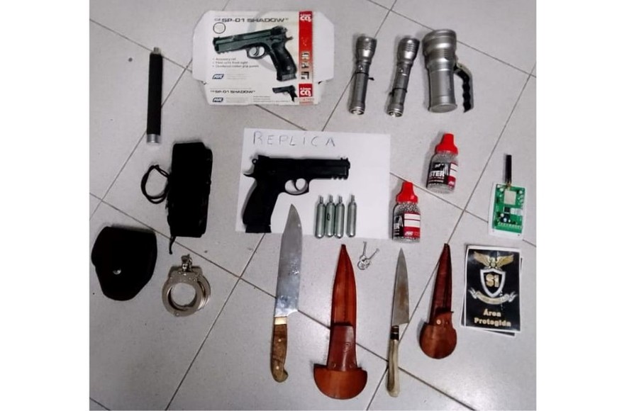 También se secuestraron armas de fuego de fabricación casera ("tumberas"); réplicas; armas blancas y otros elementos. Crédito: El Litoral.