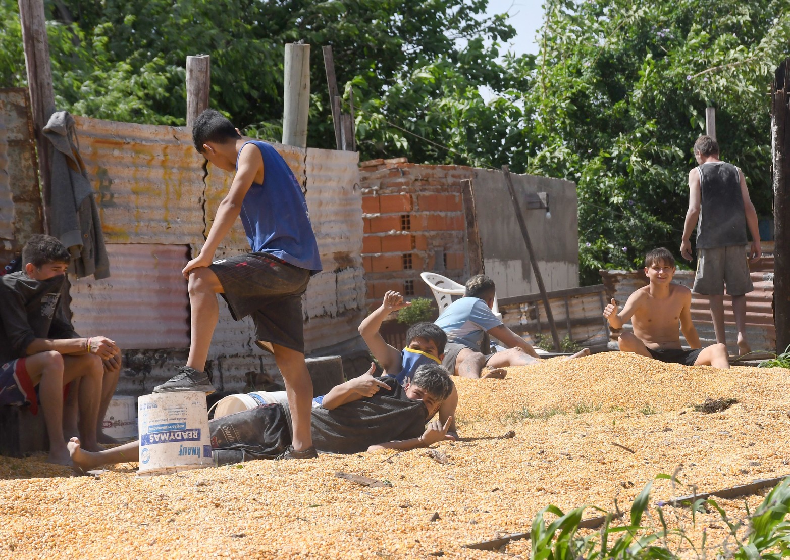 Vecinos se llevaron parte del cargamento que perdió el tren.