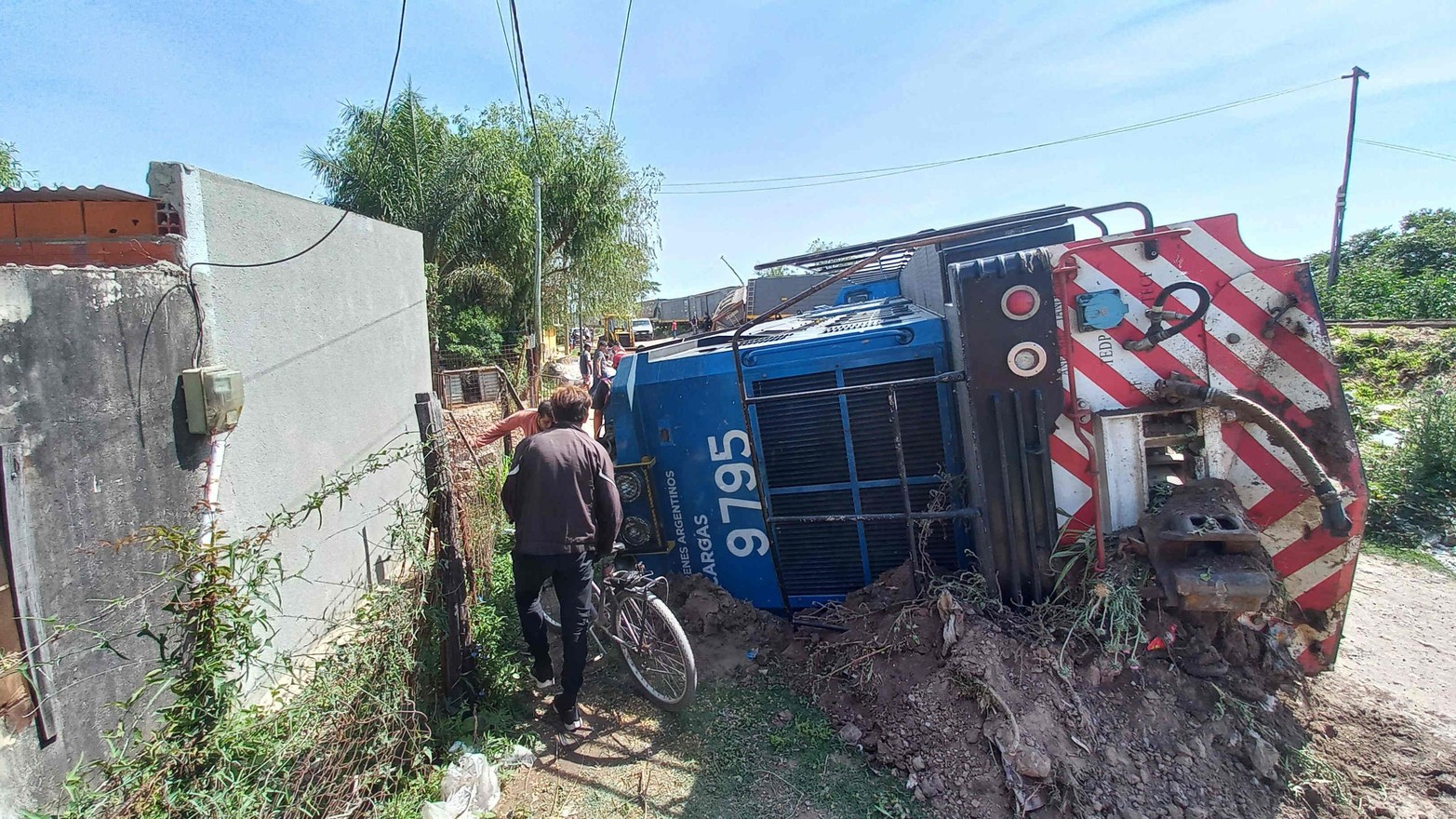 Tras arrojar un riel hicieron descarrilar una locomotora que terminó tumbando a centímetros de una vivienda. Además de la máquina también descarrilaron 4 vagones. Minutos después (y como ocurre siempre en este tipo de sucesos) varios individuos abrieron las boquillas de los vagones