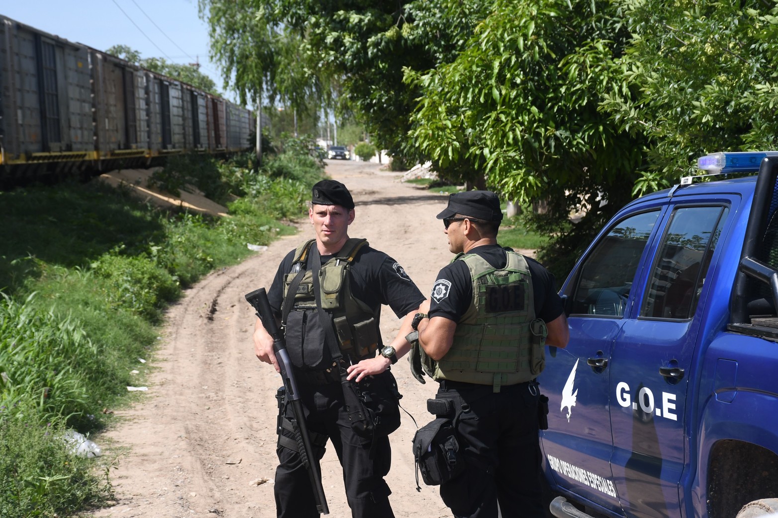 Personal policial realizó tareas de custodia para evitar el saqueo masivo del cargamento de los vagones (maíz y soja)