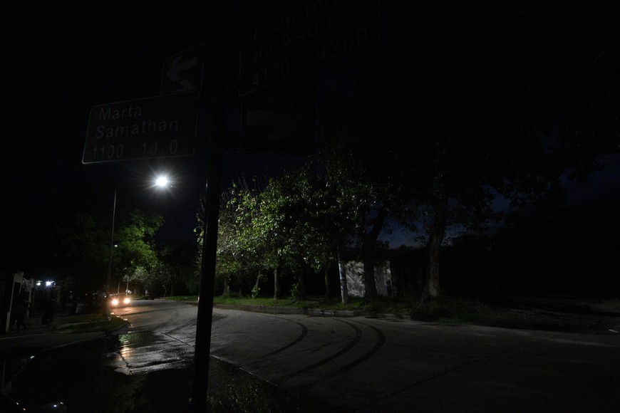 Los días de luna llena son los más añorados por los vecinos de El Pozo, ya que es cuando las calles están apenas un poquito iluminadas. Foto: Pablo Aguirre.