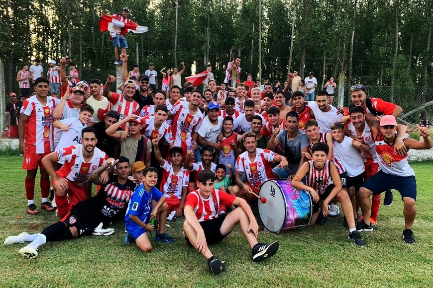 Colón de San Justo. Una vez en una final. Así lo festejaron plantel y cuerpo técnico. Crédito: Gentileza Prensa de Liga