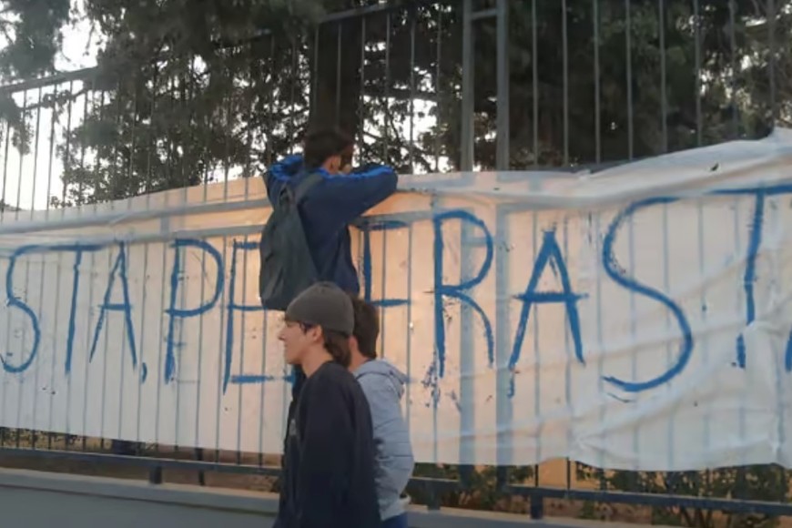 El pasacalle con la inscripción "Basta de Pederastas".