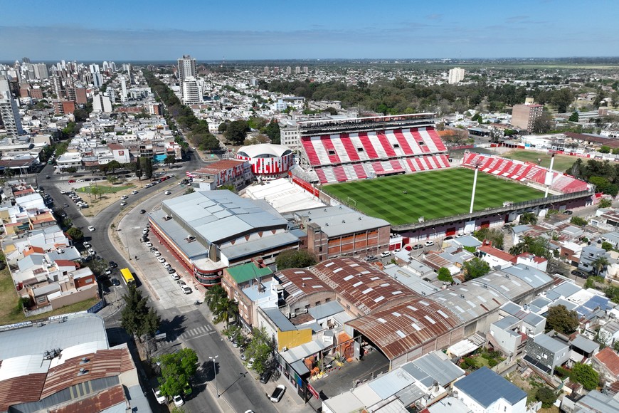 El aguante tatengue. Los hinchas y socios de Unión se convocan por redes sociales para alentar "más que nunca" a los jugadores rojiblancos. Será frente a la sede de López y Planes. Crédito: Fernando Nicola