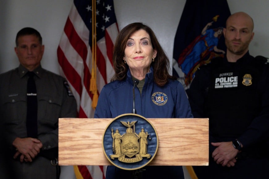 New York Governor Kathy Hochul speaks to press after an incident at the Rainbow Bridge U.S. border crossing with Canada, in Niagara Falls, New York, U.S. November 22, 2023.  REUTERS/Lindsay DeDario