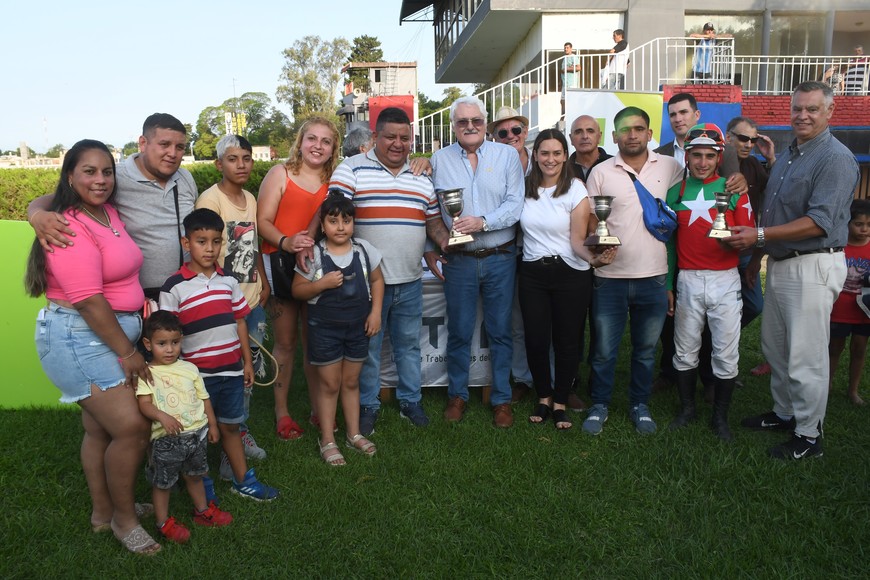 La familia del stud El Pochi y toda su alegría al recibir los premios por obtener el Juan de Garay. Créditos: Luis Cetraro