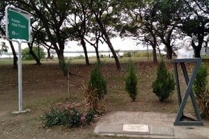 Paseo de Ana Frank, en la costanera de Santa Fe. Dedicado a la memoria y el sentido recuerdo de la pequeña alemana de ascendencia judía que en su diario íntimo, de publicación póstuma, dejó constancia de los casi dos años y medio que pasó ocultándose de los nazis en Ámsterdam con su familia y cuatro personas más, durante la Segunda Guerra Mundial.