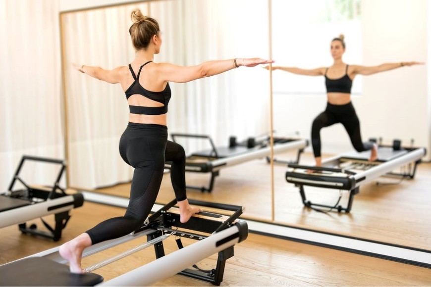 Pilates trabaja en la alineación correcta del cuerpo con  movimientos controlados y conscientes.