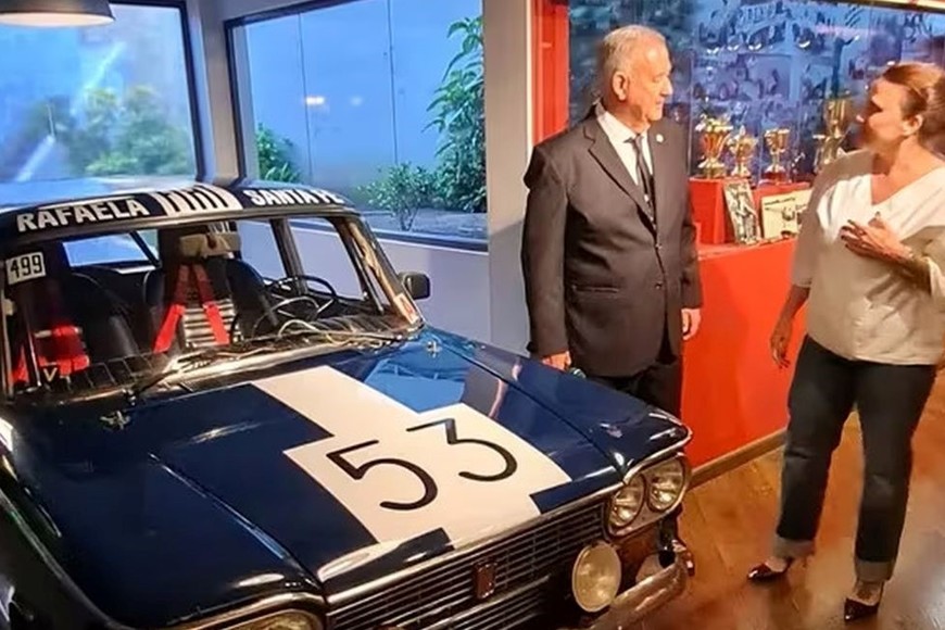 Una reliquia. Cora y Juan Carli (responsable del museo) junto al Fiat 1500 con el que el Lole Reutemann empezó a correr a nivel nacional. Créditos: Mauricio "Damon" Gallardo