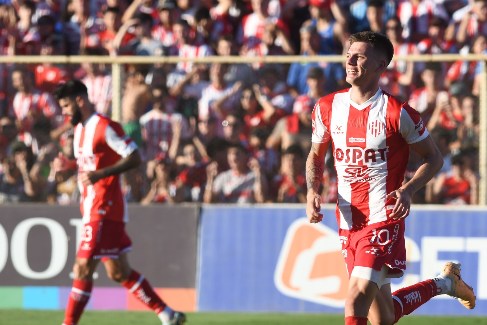 El gol. Kevin Zenón (al igual que contra Independiente) la clavo contra un palo. Quedará en la historia. 