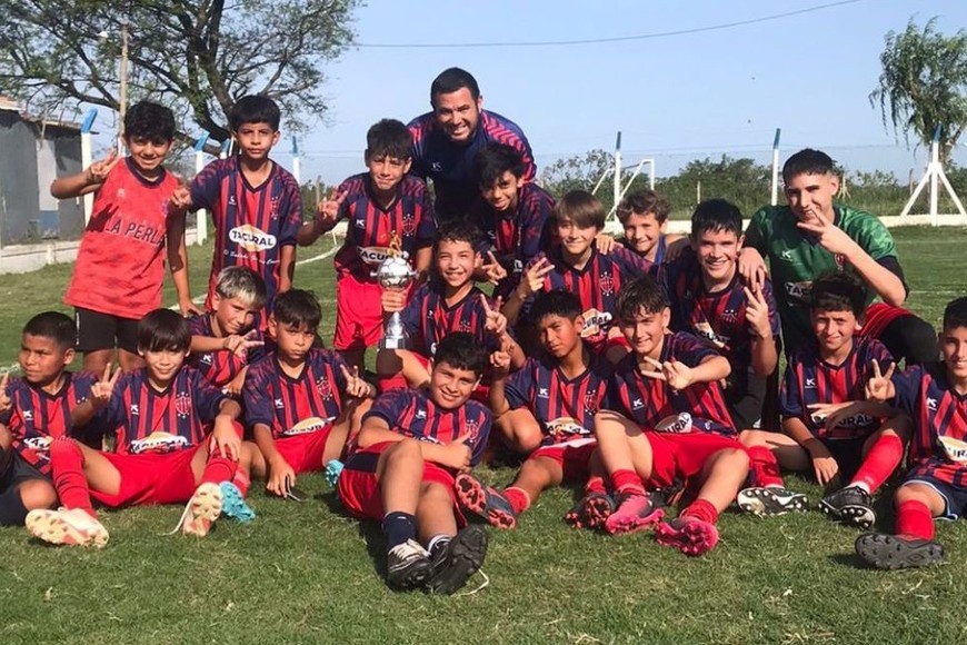 La Perla del Oeste. Los pibes de Recreo volvieron a llevarse otro trofeo dorado. Crédito: Gentileza.