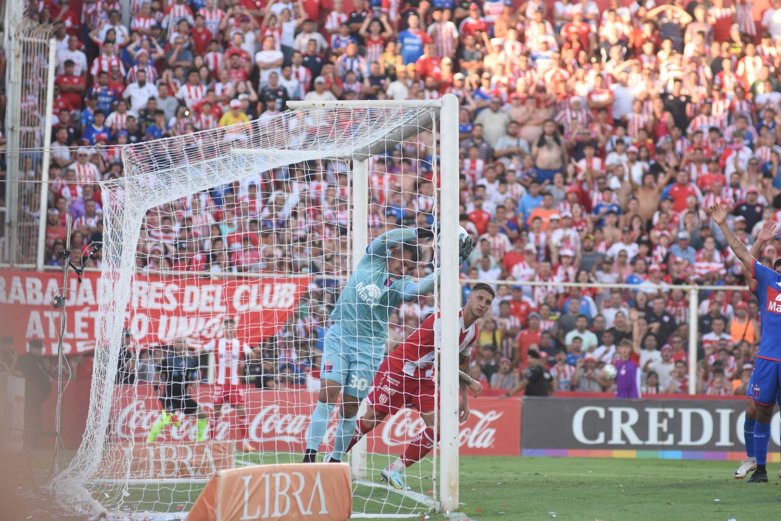 Casi gol en contra. En el segundo tiempo el arquero  de Tigre casi comete un bluper. 