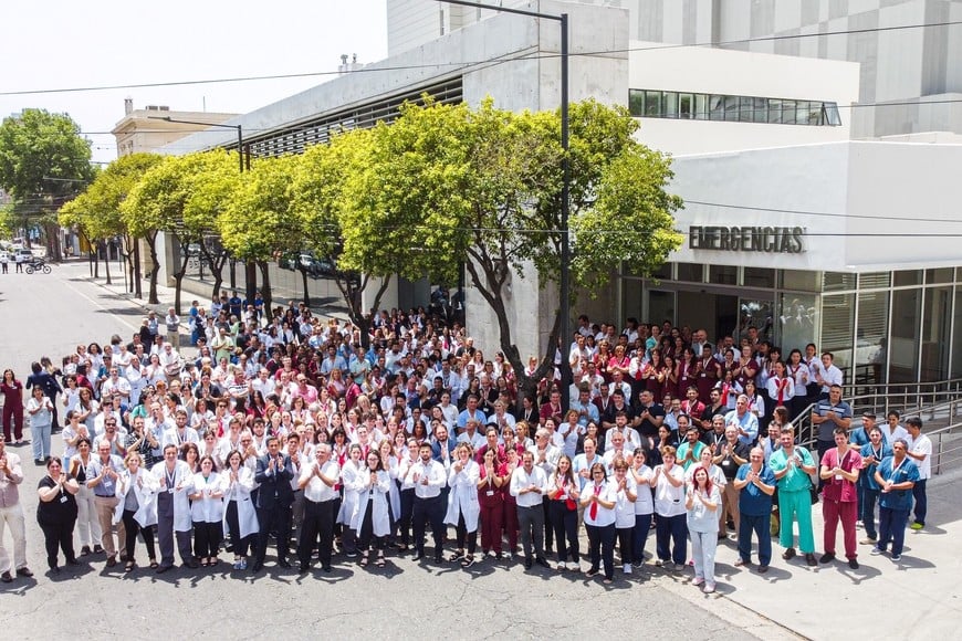 Trabajadores, directivos, empresarios. Todos juntos en una postal del flamante Hospital Italiano de Rosario.