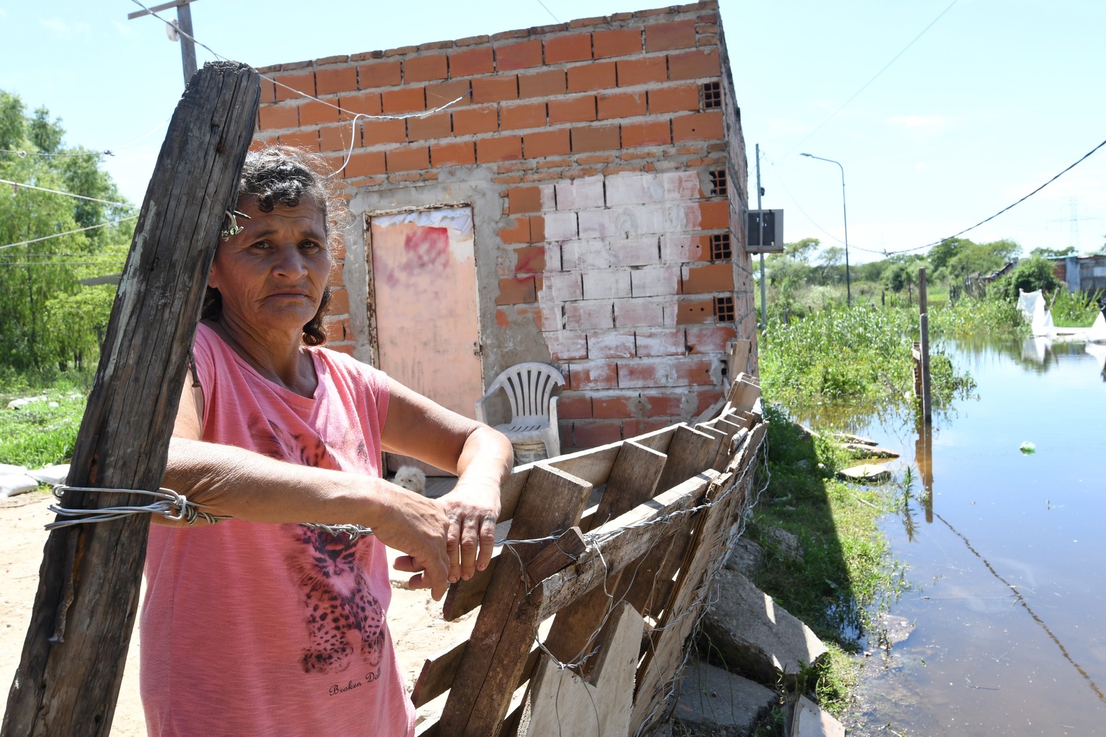 La creciente del río Paraná inunda parte del barrio de la Vuelta del Paraguayo.