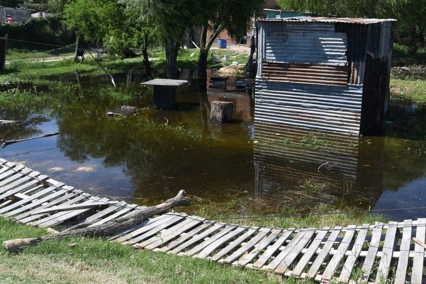 Según el municipio en la Vuelta del Paraguayo hay seis familias a las que les llegó el agua y “decidieron moverse a lugares más protegidos”. Foto: Mauricio Garín