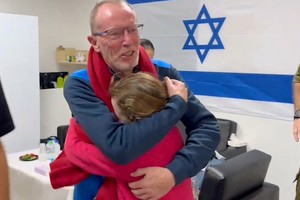 Reencuentro. La pequeña israelí Emily Hand, secuestrada el mes pasado por Hamás, se abraza con su padre tras ser liberada. Archivo El Litoral