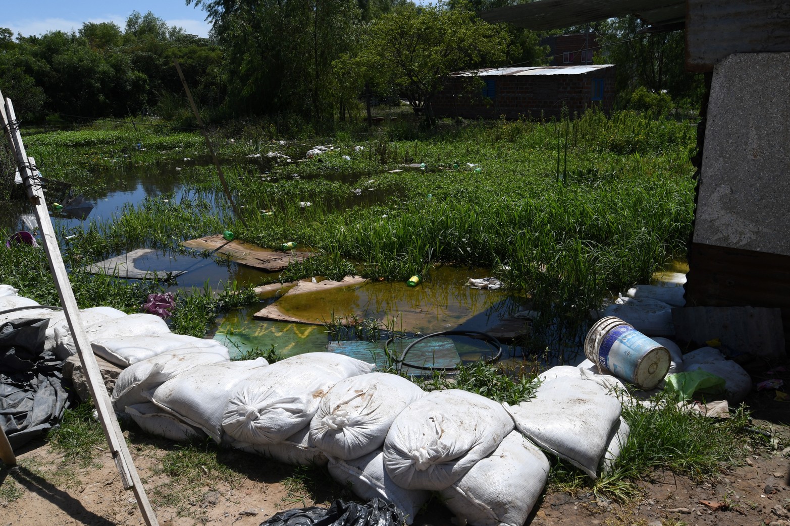 Las bolsas de arena para contener el agua de la creciente, es una medida que aplaca la subida del río. 