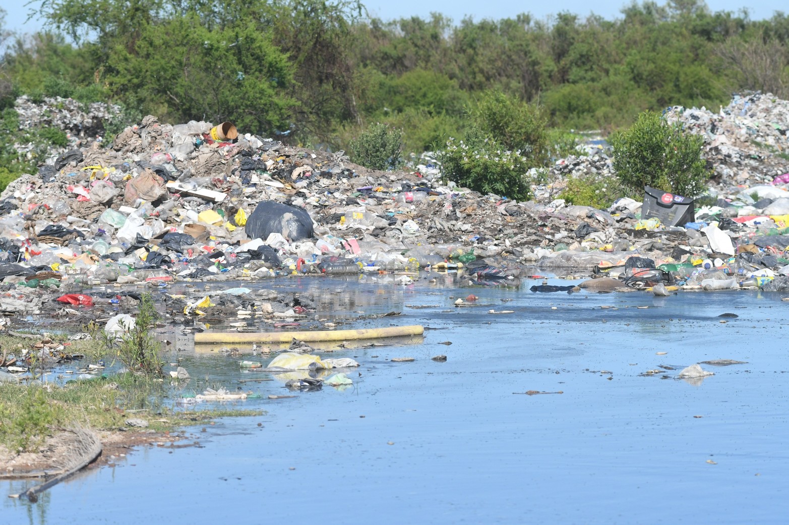 La crecida del Paraná inundó el basural de la Costa. Los residuos contaminantes arrojados en el bañado ya navegan por la Setúbal hacia la toma de agua de Santa Fe y crece la preocupación.