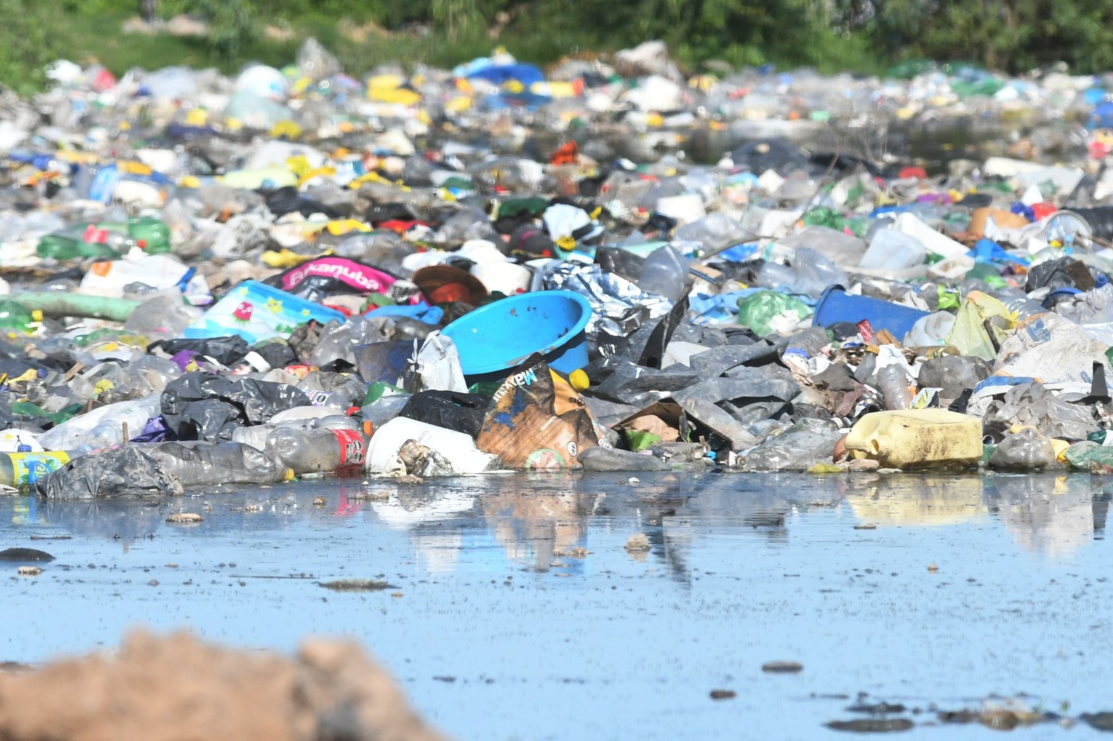Inundado. El basural de callejón Pinto lleno de basura y agua del bañado de la Setúbal.