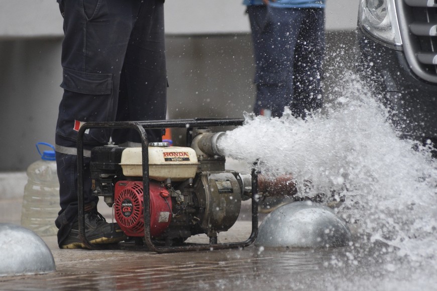 La bomba extrae el agua que provocó el corte. Crédito: Mauricio Garín