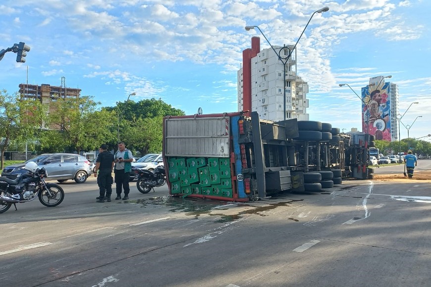 El camión obstruyendo el paso y el cargamento esparcido sobre la calzada pavimentada. Crédito: Flavio Raina