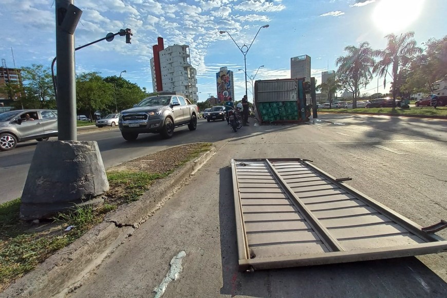El camión obstruyendo el paso y el cargamento esparcido sobre la calzada pavimentada. Crédito: Flavio Raina