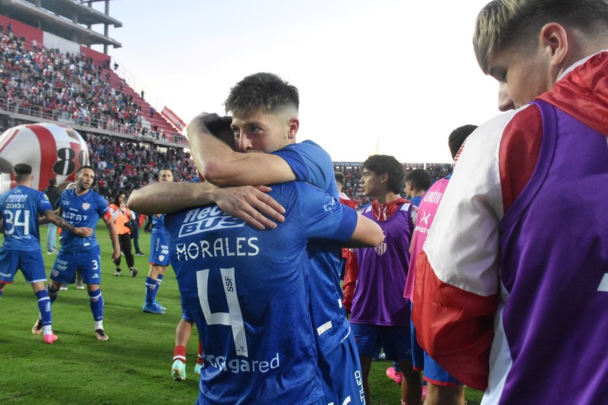 Morales abrazado por Vera tras su debut. Crédito: Luis Cetraro