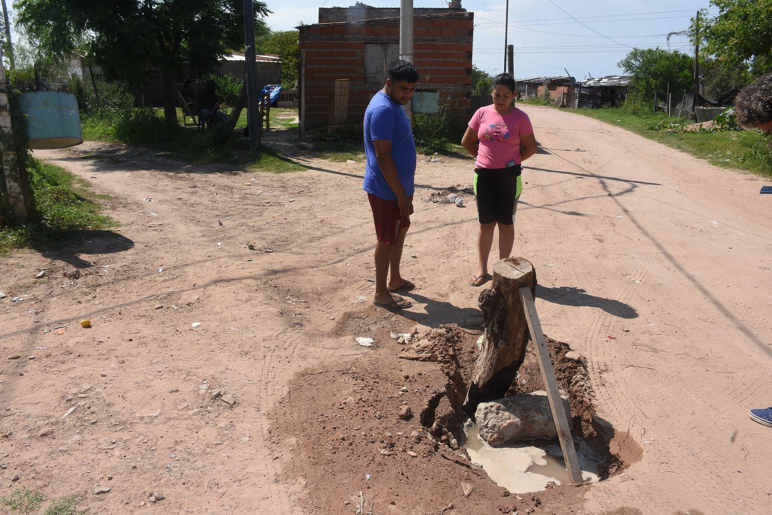 Hundimiento en zona seca. La huella que dejó un camión que anduvo por una calle en la Vuelta del Paraguayo. 