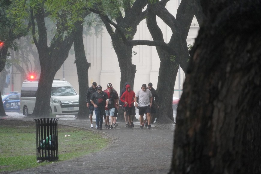 Las frondosas arboledas de un Parque Independencia que se convirtió en un refugio cuando la lluvia torrencial se convirtió en un tremendo inconveniente para la multitud. Crédito: Fernando Nicola
