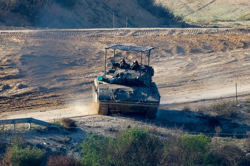 Israeli soldiers operate a tank near Gaza, after a temporary truce between Israel and the Palestinian Islamist group Hamas expired, as seen from southern Israel, December 2, 2023. REUTERS/Alexander Ermochenko