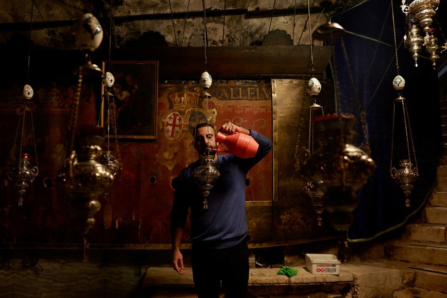 A man prepares the Church of the Nativity on the day of the launch of the beginning of the Christmas season, as the conflict between Israel and Palestinian Islamist group Hamas continues, in Bethlehem in the Israeli-occupied West Bank December 2, 2023. REUTERS/Ammar Awad