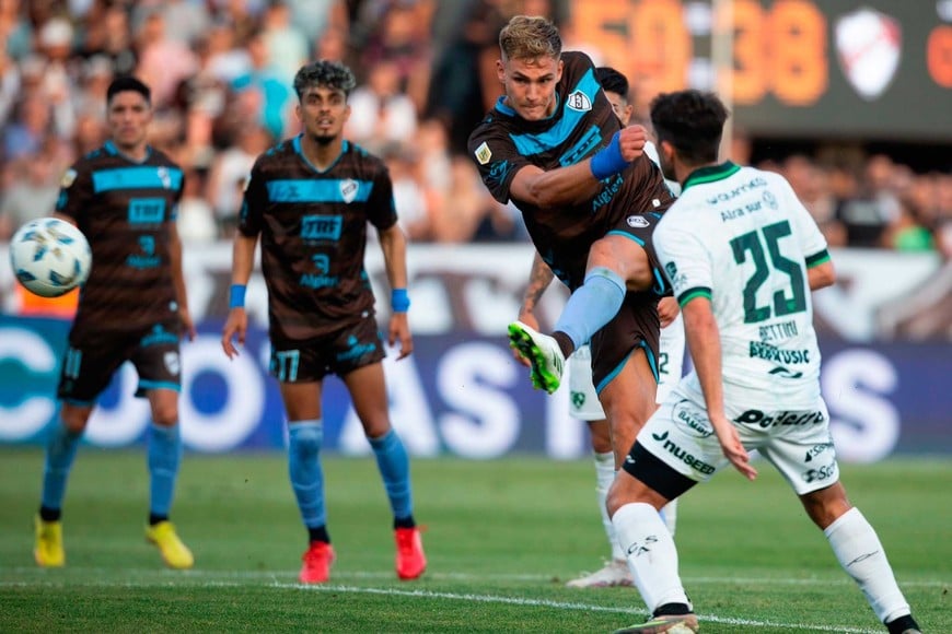 Platense logró sumar los puntos necesarios para dejar atrás el descenso y clasificar por a los cuartos de final.