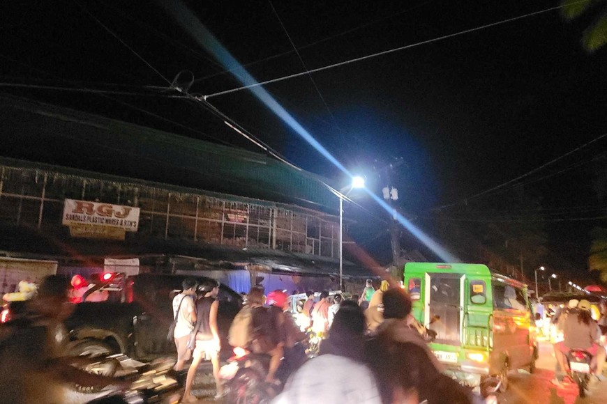 People evacuate following an earthquake, in Hinatuan, Surigao del Sur, Philippines December 2, 2023. Hinatuan LGU/Handout via REUTERS    THIS IMAGE HAS BEEN SUPPLIED BY A THIRD PARTY. NO RESALES. NO ARCHIVES. MANDATORY CREDIT.